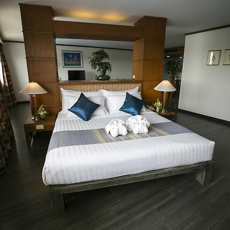 Friday Hotel Утрадит Екстериор снимка
