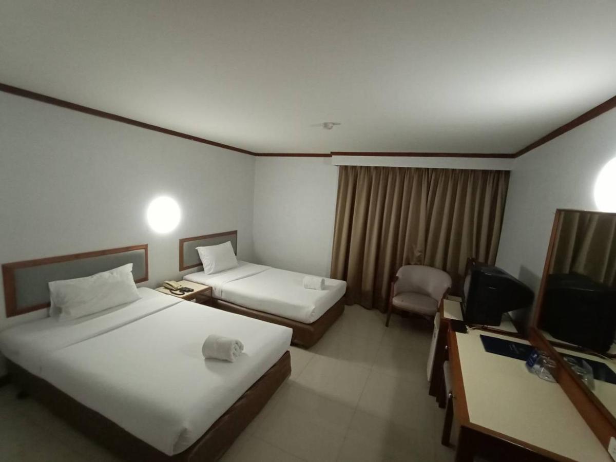 Friday Hotel Утрадит Екстериор снимка