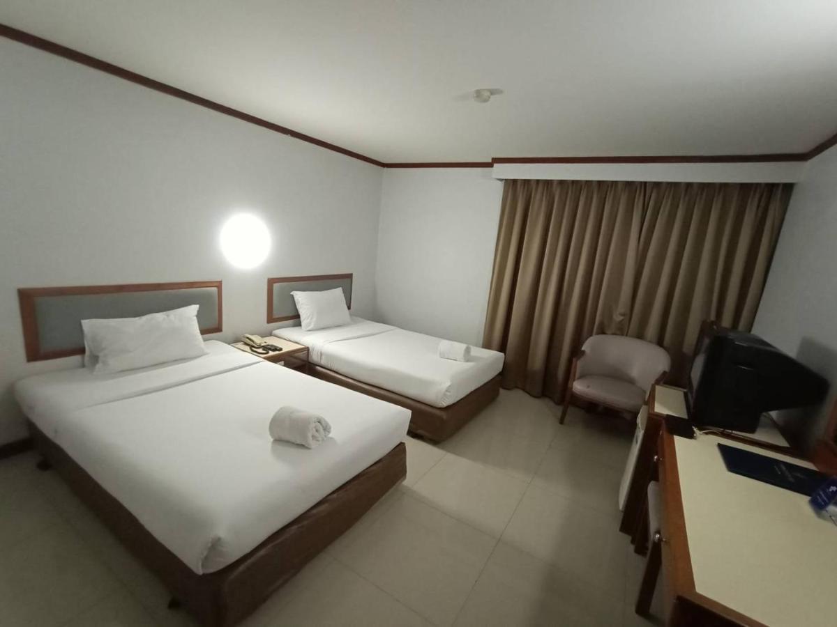 Friday Hotel Утрадит Екстериор снимка