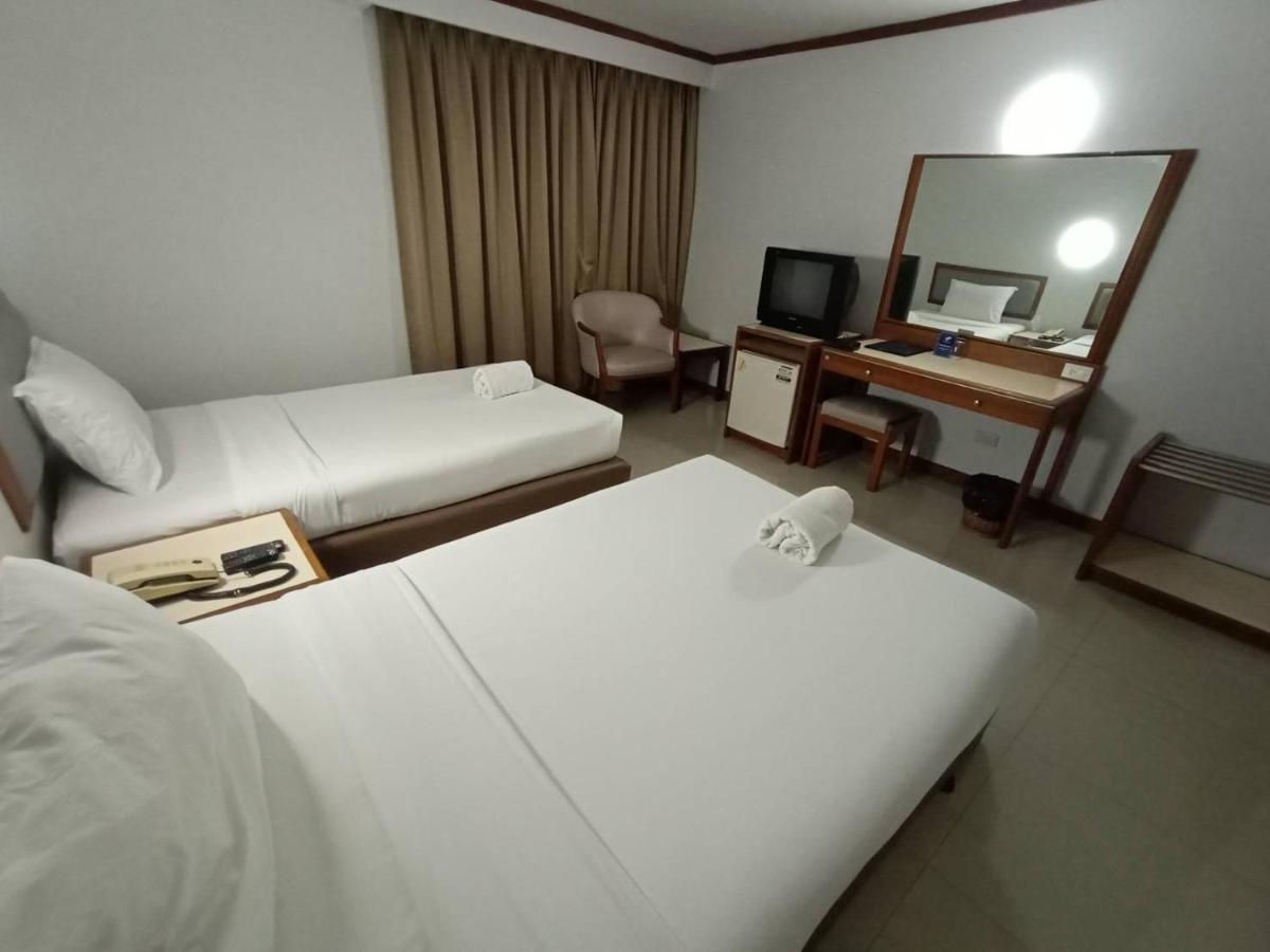 Friday Hotel Утрадит Екстериор снимка