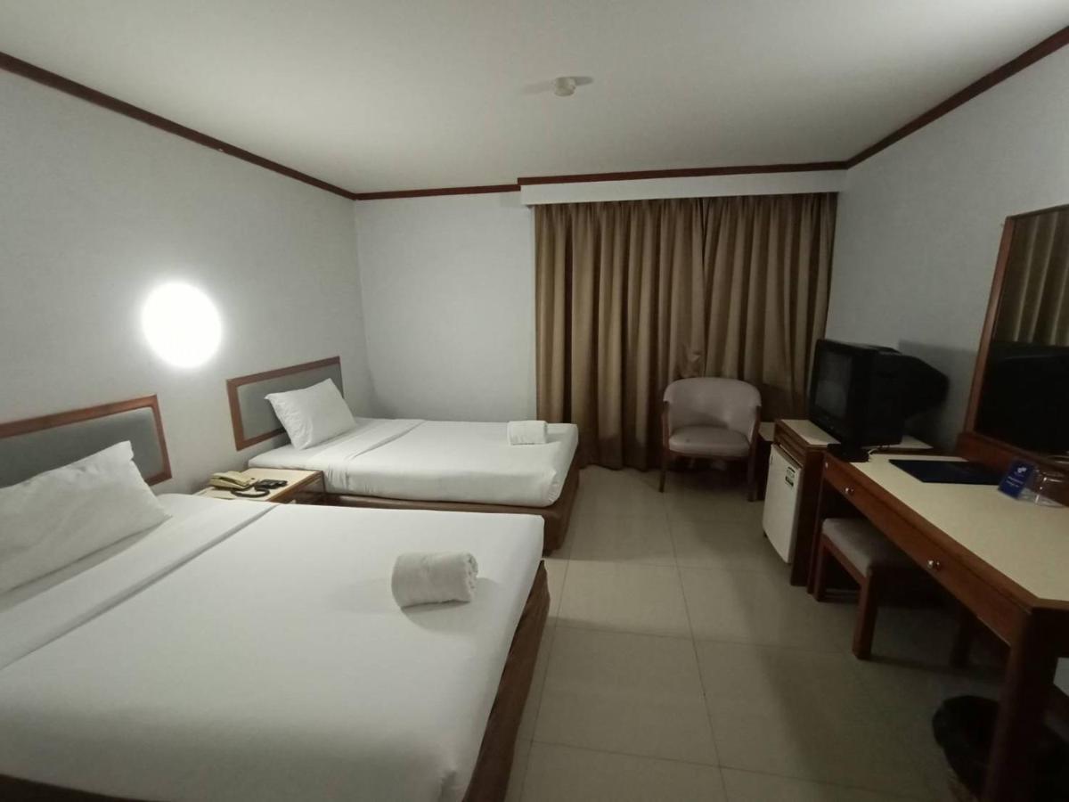 Friday Hotel Утрадит Екстериор снимка