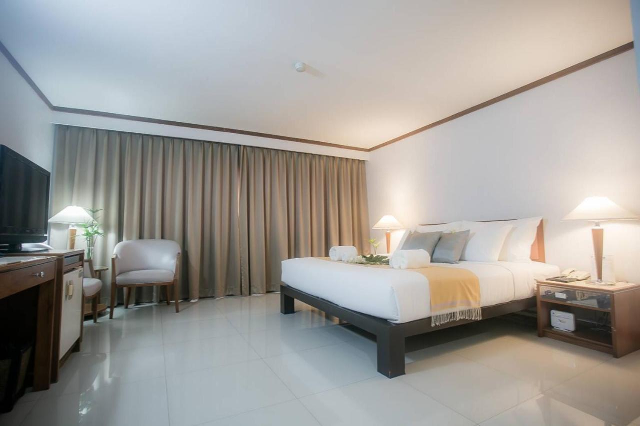 Friday Hotel Утрадит Екстериор снимка