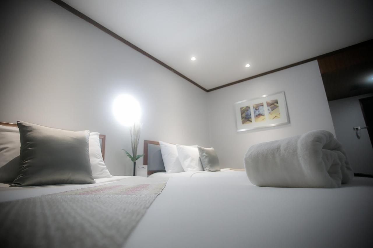 Friday Hotel Утрадит Екстериор снимка