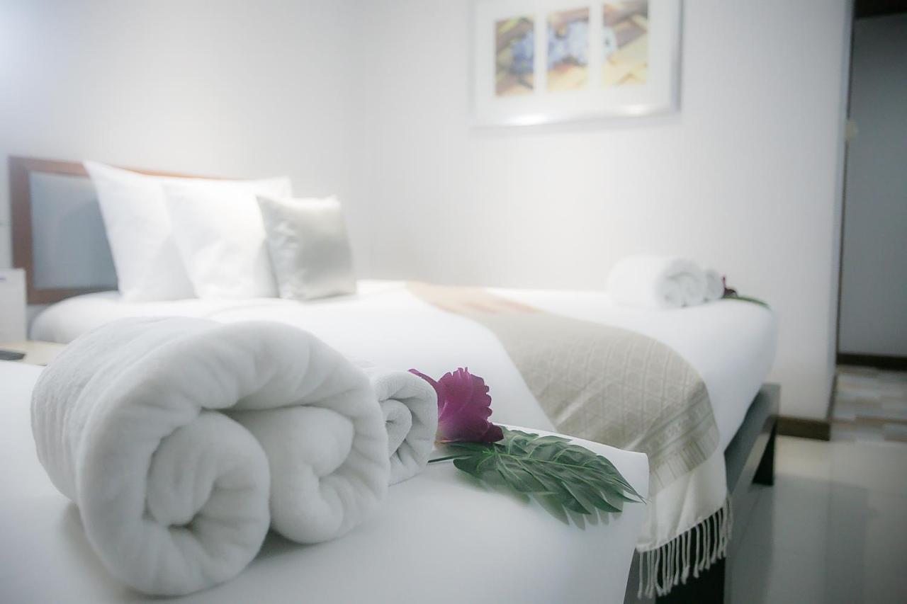 Friday Hotel Утрадит Екстериор снимка