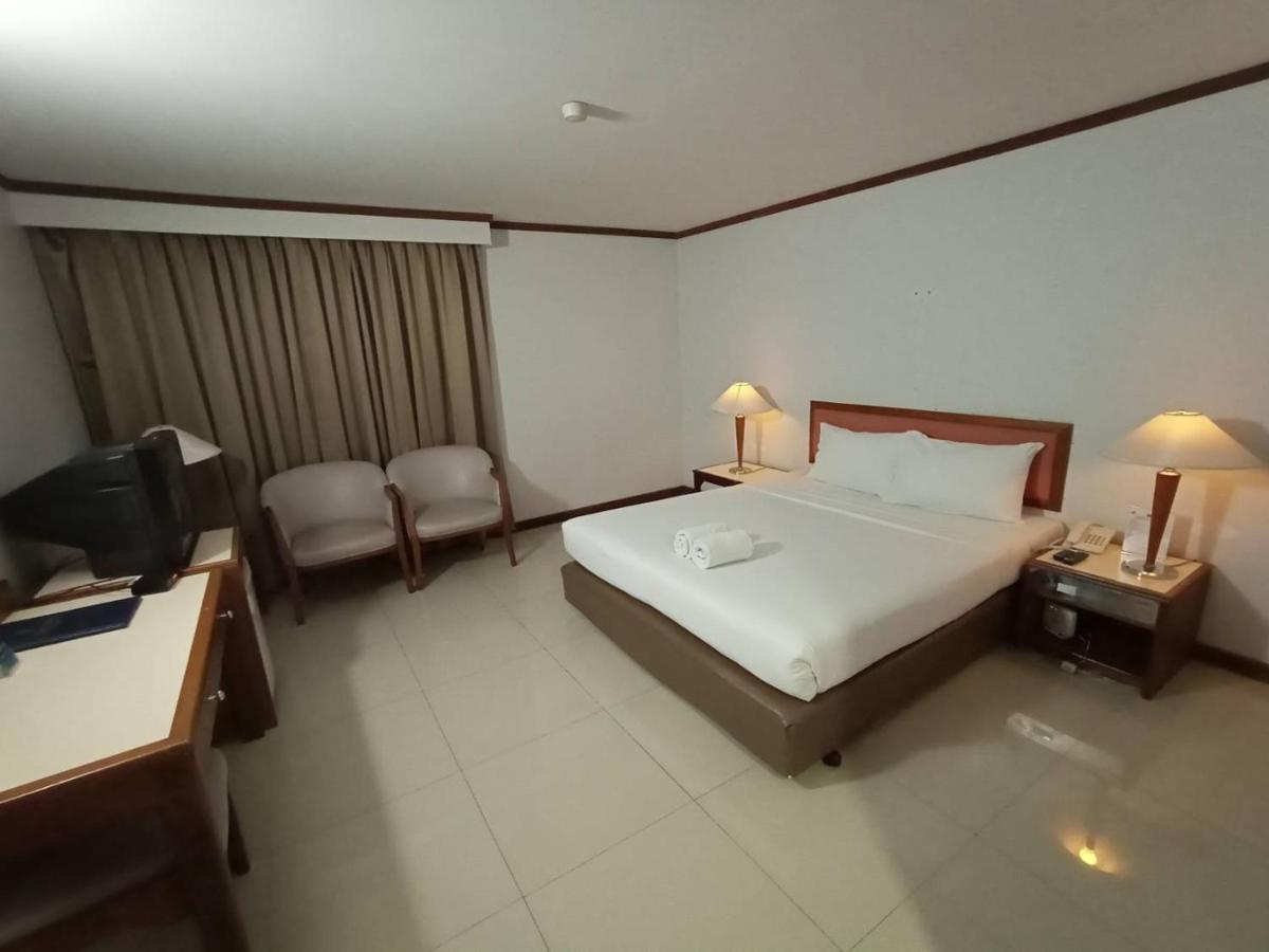 Friday Hotel Утрадит Екстериор снимка