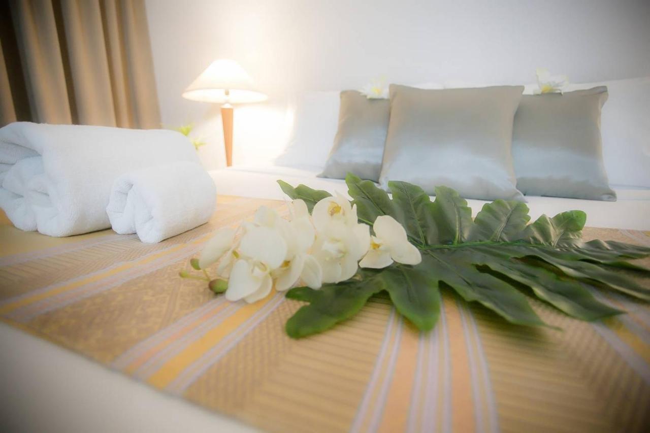 Friday Hotel Утрадит Екстериор снимка