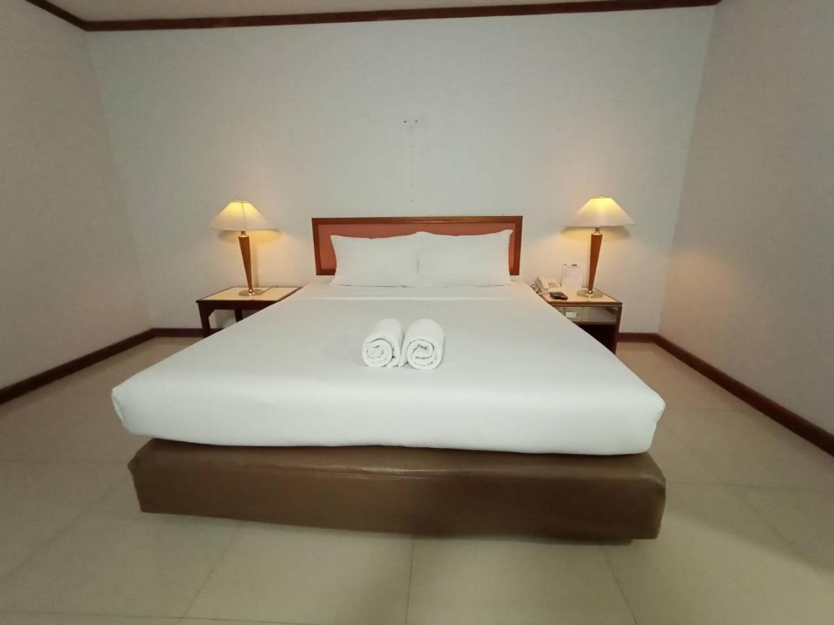 Friday Hotel Утрадит Екстериор снимка