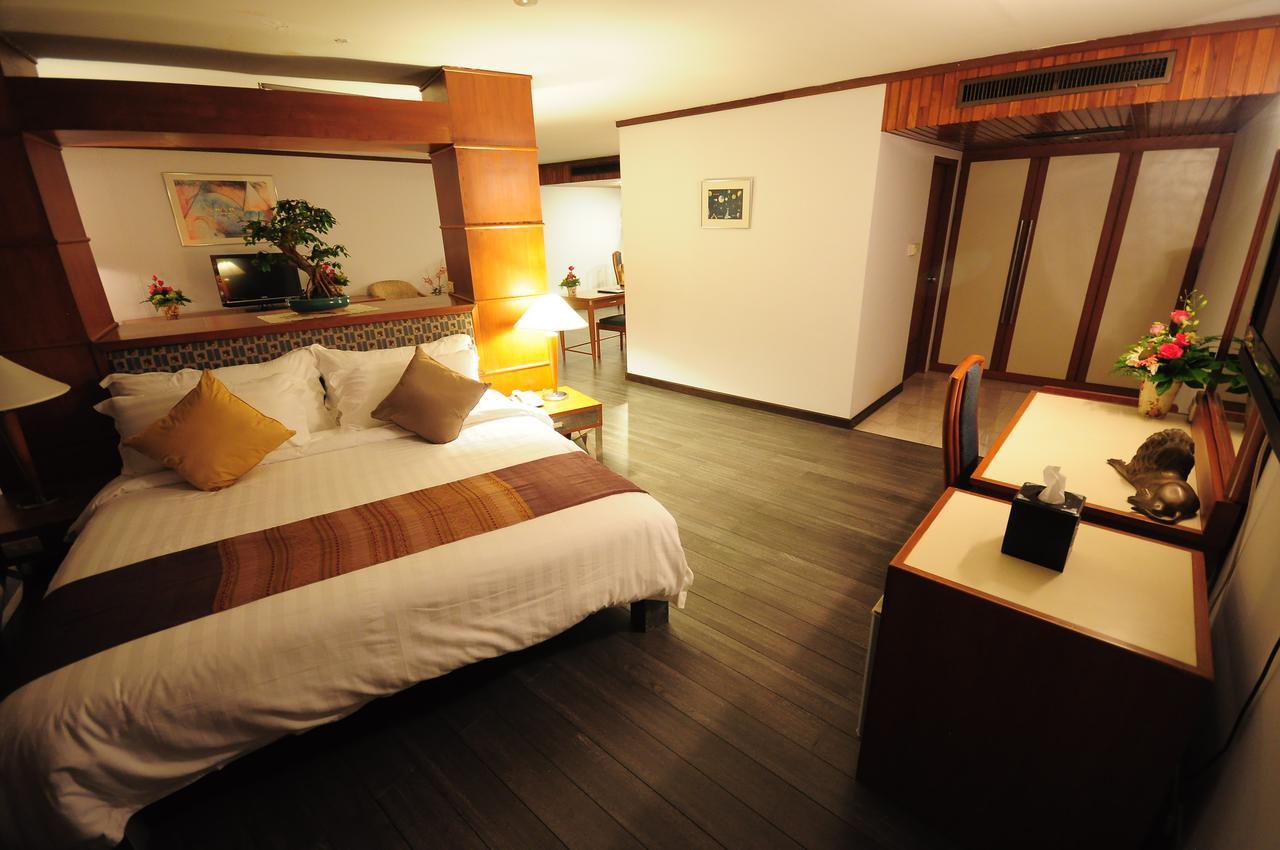 Friday Hotel Утрадит Екстериор снимка