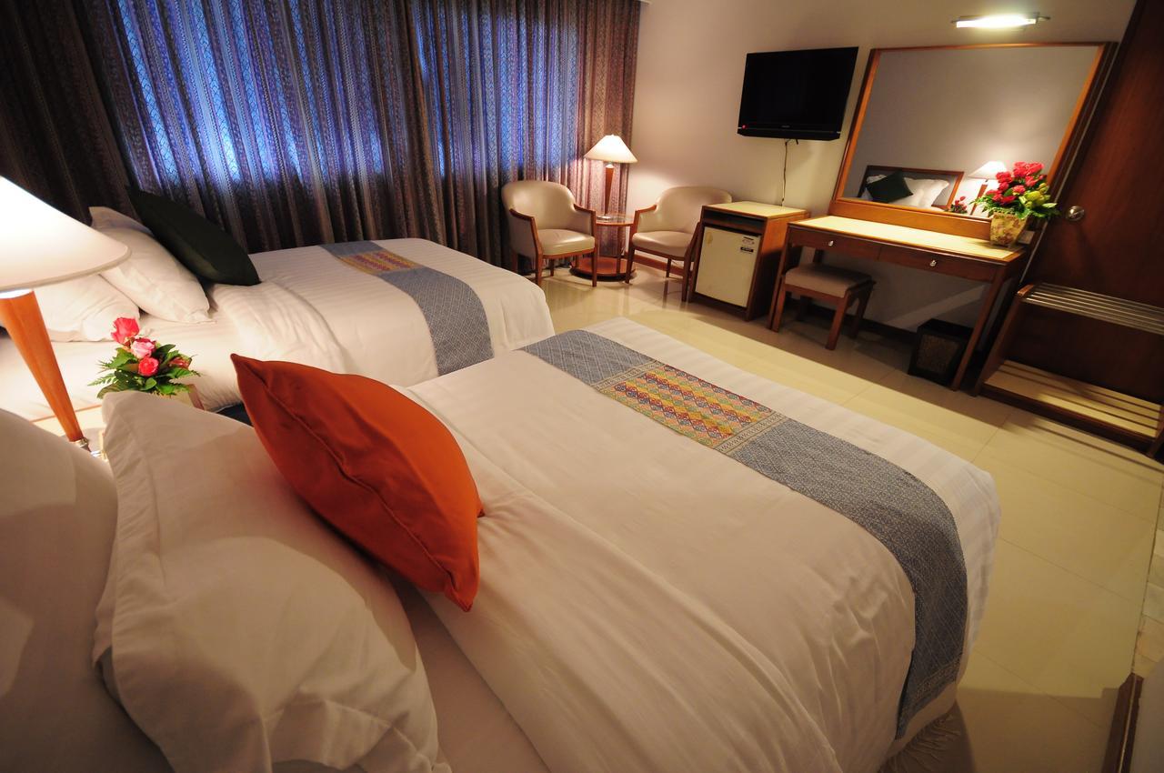 Friday Hotel Утрадит Екстериор снимка