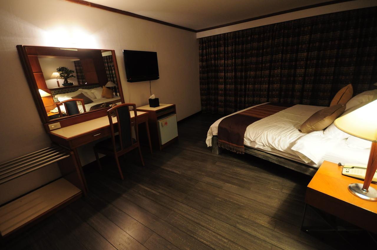 Friday Hotel Утрадит Екстериор снимка