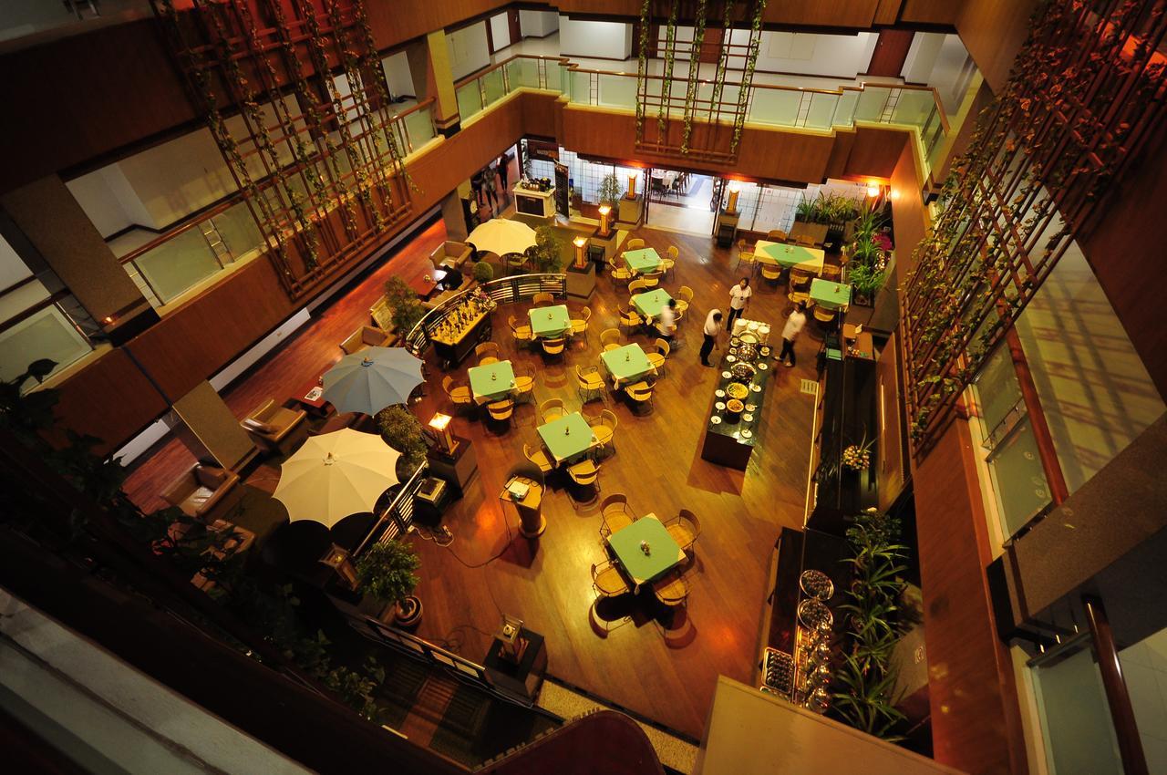 Friday Hotel Утрадит Екстериор снимка