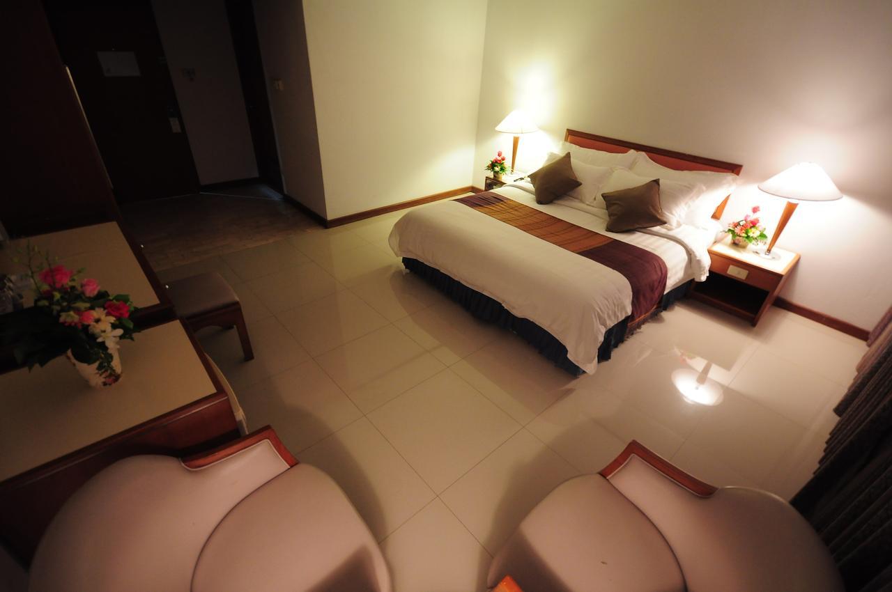 Friday Hotel Утрадит Екстериор снимка