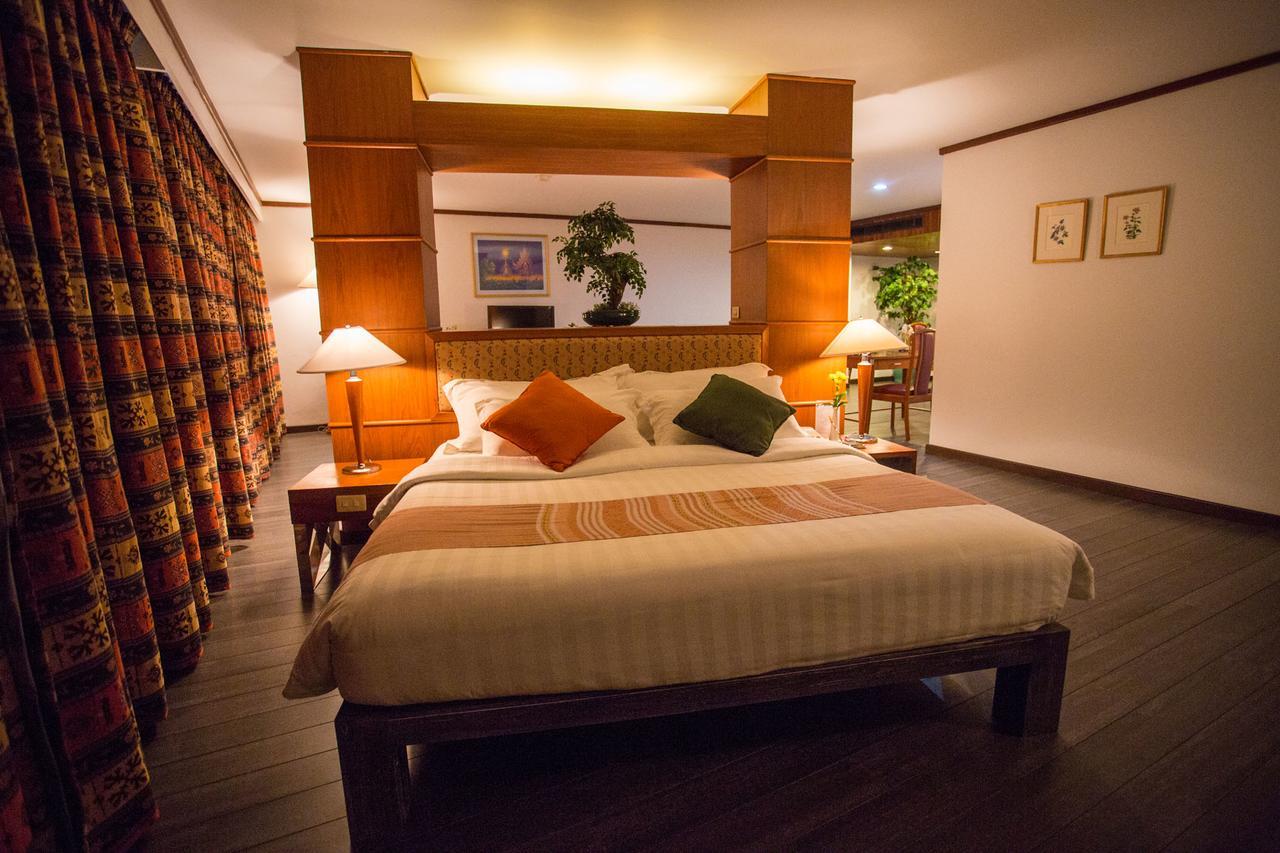 Friday Hotel Утрадит Екстериор снимка