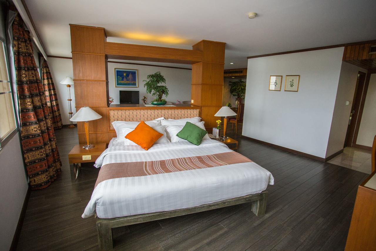 Friday Hotel Утрадит Екстериор снимка
