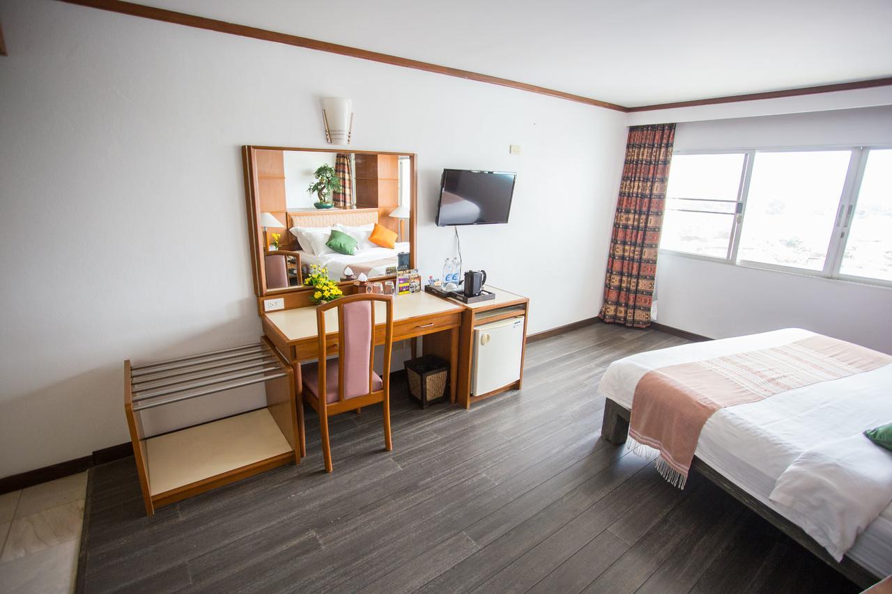 Friday Hotel Утрадит Екстериор снимка