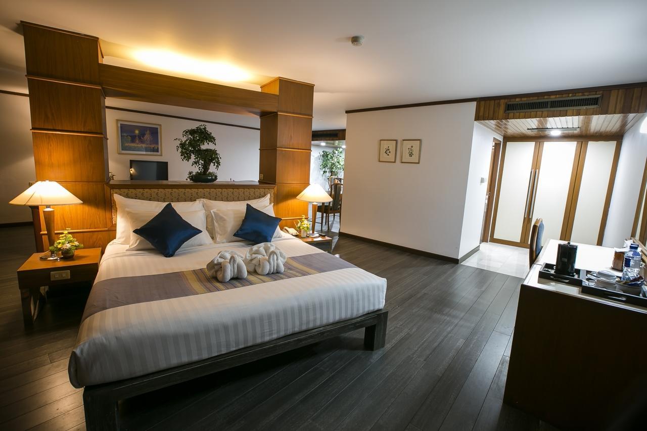 Friday Hotel Утрадит Екстериор снимка