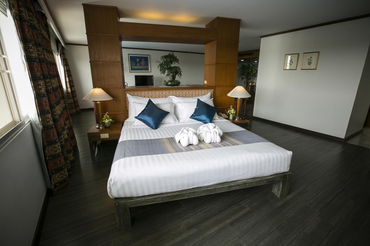 Friday Hotel Утрадит Екстериор снимка