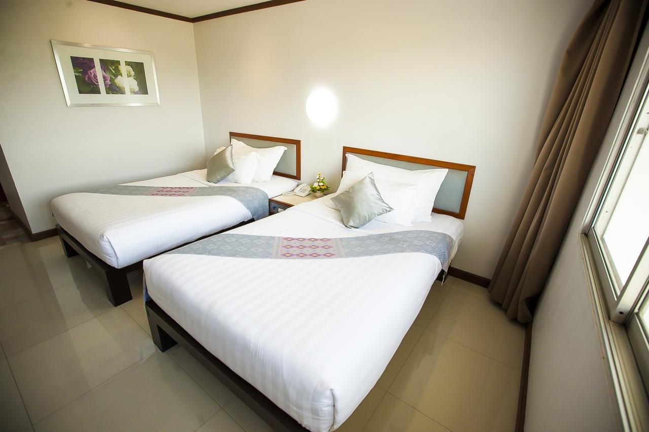 Friday Hotel Утрадит Екстериор снимка