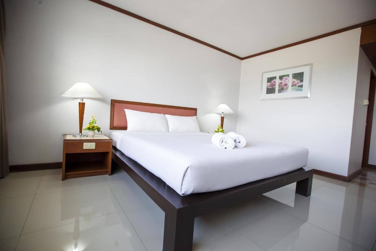 Friday Hotel Утрадит Екстериор снимка