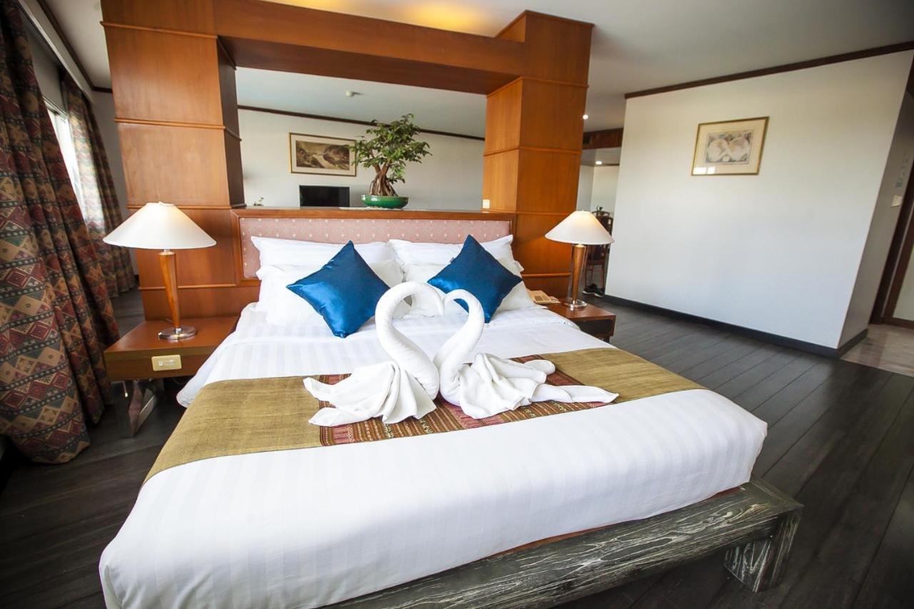 Friday Hotel Утрадит Екстериор снимка