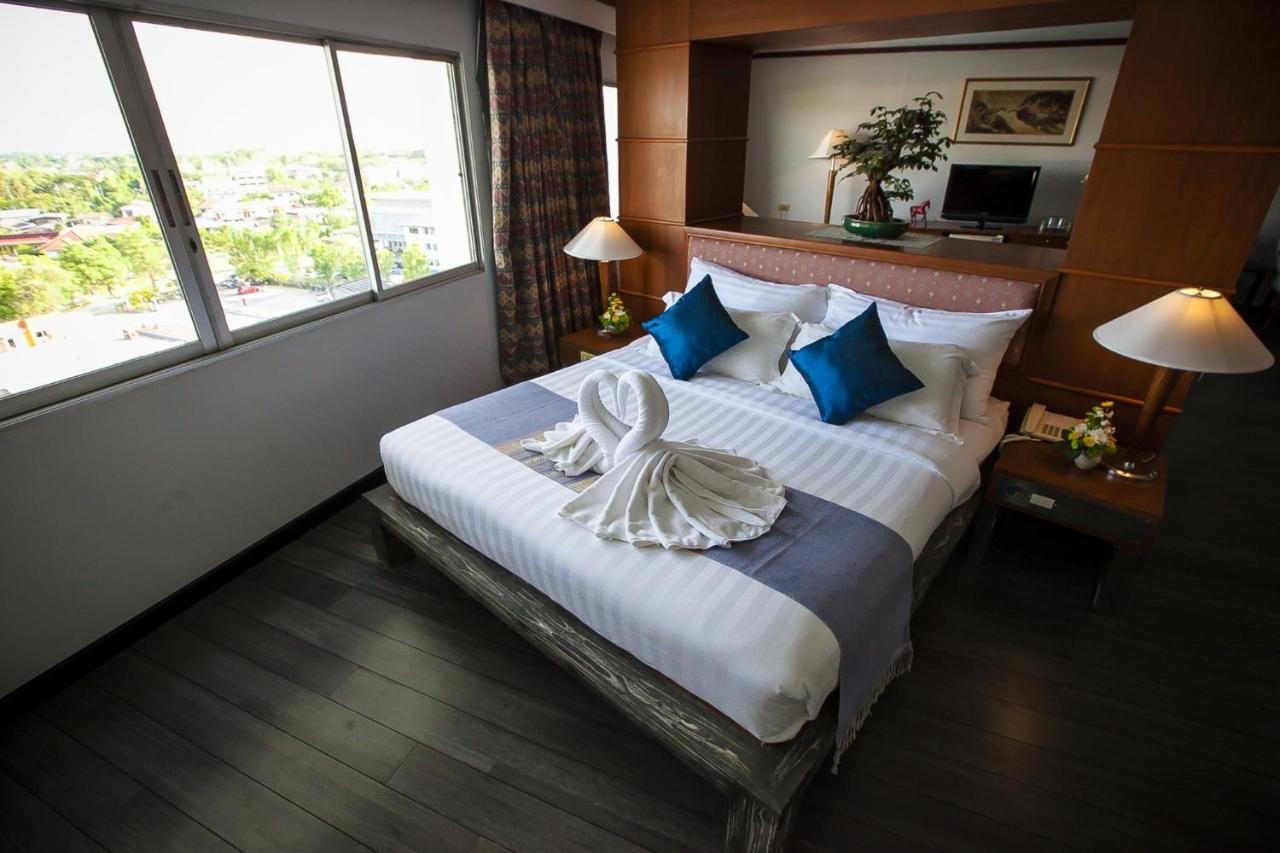 Friday Hotel Утрадит Екстериор снимка