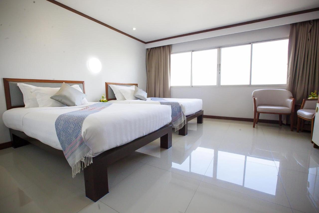 Friday Hotel Утрадит Екстериор снимка